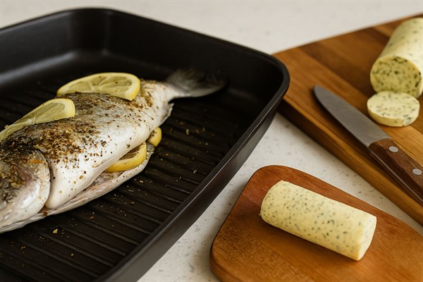 Ryby na bylinkovom masle – jednoduché, voňavé a sakramentsky dobré